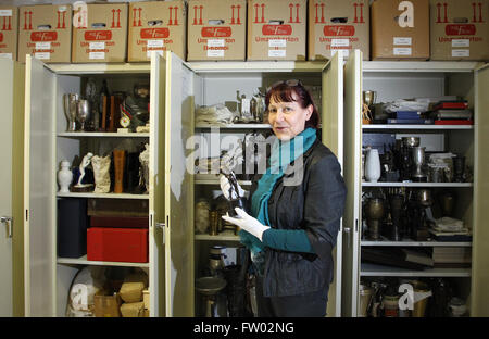 Leipzig, Germania. 08 Mar, 2016. Direttore del Museo, Gerlinde Rohr sorge in un seminterrato dove presenta del Leipzig museo dello sport sono stati tenuti in deposito, a Leipzig, Germania, 08 marzo 2016. Il solo museo dello sport nella Germania orientale è ancora privo di qualsiasi prospettive a lungo termine: il fondo non ha avuto alcun spazio espositivo per 25 anni. 95.000 presenta vengono memorizzati nel seminterrato, compresi gli articoli in prestito dal tedesco ex Pattinatore su ghiaccio Katarina Witt e ex nuotatore Franziska van Almsick. Foto: SEBASTIAN WILLNOW/dpa/Alamy Live News Foto Stock