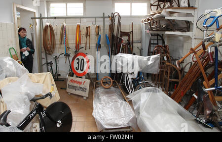 Leipzig, Germania. 08 Mar, 2016. Direttore del Museo, Gerlinde Rohr sorge in un seminterrato dove presenta del Leipzig museo dello sport sono stati tenuti in deposito, a Leipzig, Germania, 08 marzo 2016. Il solo museo dello sport nella Germania orientale è ancora privo di qualsiasi prospettive a lungo termine: il fondo non ha avuto alcun spazio espositivo per 25 anni. 95.000 presenta vengono memorizzati nel seminterrato, compresi gli articoli in prestito dal tedesco ex Pattinatore su ghiaccio Katarina Witt e ex nuotatore Franziska van Almsick. Foto: SEBASTIAN WILLNOW/dpa/Alamy Live News Foto Stock