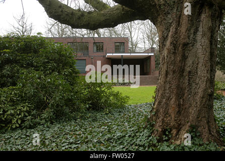 Krefeld, Germania. 30 Mar, 2016. La Haus esteri in Krefeld, Germania, 30 marzo 2016. La casa è stata costruita da architetto Bauhaus Ludwig Mies van der Rohe per Josef esteri nel 1927. Foto: ROLAND WEIHRAUCH/dpa/Alamy Live News Foto Stock