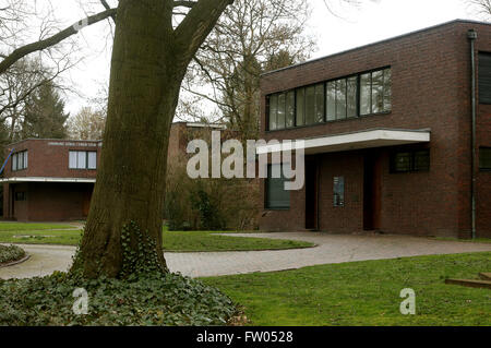 Krefeld, Germania. 30 Mar, 2016. La Haus esteri (L) e l'Haus Lange di Krefeld, Germania, 30 marzo 2016. Entrambe le case sono state costruite da architetto Bauhaus Ludwig Mies van der Rohe per Hermann Lange e Josef esteri. Foto: ROLAND WEIHRAUCH/dpa/Alamy Live News Foto Stock