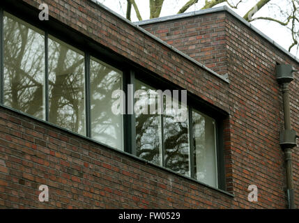 Krefeld, Germania. 30 Mar, 2016. Un dettaglio del la Haus Lange di Krefeld, Germania, 30 marzo 2016. La casa è stata costruita da architetto Bauhaus Ludwig Mies van der Rohe per Hermann Lange in 1927. Foto: ROLAND WEIHRAUCH/dpa/Alamy Live News Foto Stock