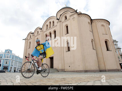 Marzo 31, 2016 - Membri della carità organizzazione "'Sport per la Pace " e le ONG ''ProUkraine'' organizzare addio presso l' ambasciata dei Paesi Bassi a Kiev per i partecipanti del ultramarathon ''say ''sì!'" Europa'' e la gara ciclistica sulla rotta la Hague-Amsterdam, Kiev, Ucraina, 31 marzo 2016. L'Ucraina olandese''"Unione europea accordo di associazione referendum consultivo sull'approvazione dell'UE-Ucraina Accordo commerciale si terrà nei Paesi Bassi il 6 aprile 2016. © Anatolii Stepanov/ZUMA filo/Alamy Live News Foto Stock