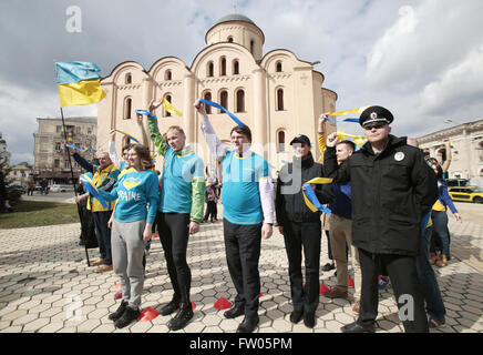 Marzo 31, 2016 - Membri della carità organizzazione "'Sport per la Pace " e le ONG ''ProUkraine'' organizzare addio presso l' ambasciata dei Paesi Bassi a Kiev per i partecipanti del ultramarathon ''say ''sì!'" Europa'' e la gara ciclistica sulla rotta la Hague-Amsterdam, Kiev, Ucraina, 31 marzo 2016. L'Ucraina olandese''"Unione europea accordo di associazione referendum consultivo sull'approvazione dell'UE-Ucraina Accordo commerciale si terrà nei Paesi Bassi il 6 aprile 2016. © Anatolii Stepanov/ZUMA filo/Alamy Live News Foto Stock