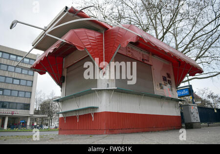 Berlino, Germania. 31 Mar, 2016. Lo snack stand " Berlin & Friends" di Berlino, Germania, 31 marzo 2016. Il currywurst stand su Bundesalle è noto dal film "Ali del desiderio." Foto: BRITTA PEDERSEN/dpa/Alamy Live News Foto Stock