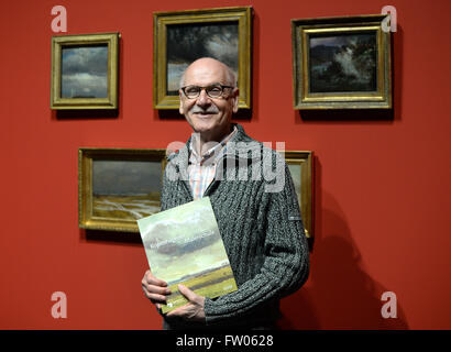 Berlino, Germania. 31 Mar, 2016. Collezionista d'arte Christoph Mueller pone durante un'anteprima della mostra "La scuola di Copenaghen della pittura' nella Alte Nationalgalerie Museum di Berlino, Germania, 31 marzo 2016. Le immagini e gli studi del Nationalgalerlie e Christoph Mueller raccolta può essere visto dal 01 aprile fino al 31 luglio 2016. Foto: Jens KALAENE/dpa/Alamy Live News Foto Stock