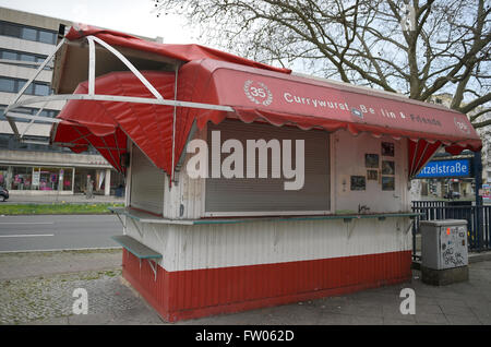 Berlino, Germania. 31 Mar, 2016. Lo snack stand " Berlin & Friends" di Berlino, Germania, 31 marzo 2016. Il currywurst stand su Bundesalle è noto dal film "Ali del desiderio." Foto: BRITTA PEDERSEN/dpa/Alamy Live News Foto Stock