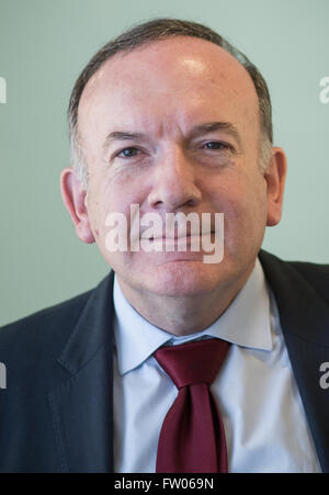 Berlino, Germania. 31 Mar, 2016. Pierre Gattaz, presidente del movimento delle imprese francesi (MEDEF) associazione, pone a Berlino, Germania, 31 marzo 2016. Foto: MICHAEL KAPPELER/dpa/Alamy Live News Foto Stock