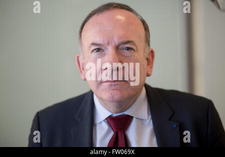 Berlino, Germania. 31 Mar, 2016. Pierre Gattaz, presidente del movimento delle imprese francesi (MEDEF) associazione, pone a Berlino, Germania, 31 marzo 2016. Foto: MICHAEL KAPPELER/dpa/Alamy Live News Foto Stock