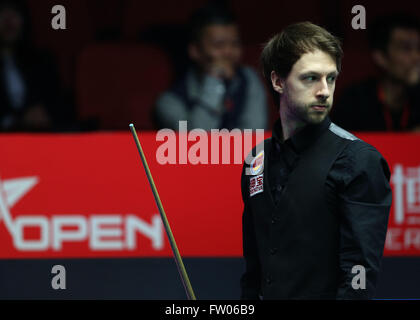 Pechino, Cina. 31 Mar, 2016. Il judo Trump di Inghilterra compete durante la partita contro il Marco fu di cinese di Hong Kong al 2016 World Snooker China Open a Pechino Capitale della Cina, Marzo 31, 2016. Trump ha vinto la partita 5-1. Credito: Meng Yongmin/Xinhua/Alamy Live News Foto Stock