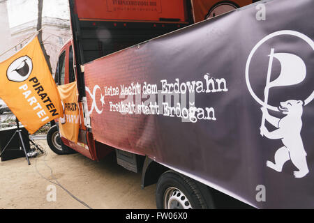 Berlin, Berlin, Germania. 31 Mar, 2016. Berlin, Berlin, Germania: durante l'Anti Erdogan Rally di fronte l'Ambasciata turca a Berlino. La ragione principale per la dimostrazione è il tentativo più recente da Recep Tayyip Erdogan per tacitare il tedesco della satira video 'Erdowie, Erdowo, Erdogan" creato dalla commedia mostra 'extra 3' © Jan Scheunert/ZUMA filo/Alamy Live News Foto Stock