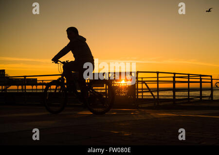 Aberystwyth Wales UK, giovedì 31 marzo 2016 la gente fuori sul lungomare di Aberystwyth, rendendo la maggior parte della bella calda primavera meteo e le serate di allungamento. Il meteo Le previsioni per diventare più caldi durante il prossimo fine settimana, con temperature che raggiungono alte teens centigradi Credito: keith morris/Alamy Live News Foto Stock