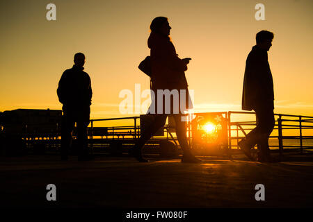 Aberystwyth Wales UK, giovedì 31 marzo 2016 la gente fuori sul lungomare di Aberystwyth, rendendo la maggior parte della bella calda primavera meteo e le serate di allungamento. Il meteo Le previsioni per diventare più caldi durante il prossimo fine settimana, con temperature che raggiungono alte teens centigradi Credito: keith morris/Alamy Live News Foto Stock