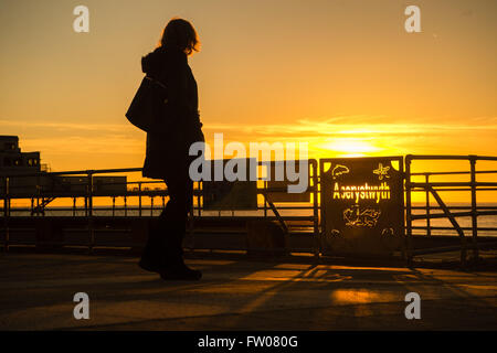 Aberystwyth Wales UK, giovedì 31 marzo 2016 la gente fuori sul lungomare di Aberystwyth, rendendo la maggior parte della bella calda primavera meteo e le serate di allungamento. Il meteo Le previsioni per diventare più caldi durante il prossimo fine settimana, con temperature che raggiungono alte teens centigradi Credito: keith morris/Alamy Live News Foto Stock