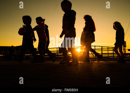 Aberystwyth Wales UK, giovedì 31 marzo 2016 la gente fuori sul lungomare di Aberystwyth, rendendo la maggior parte della bella calda primavera meteo e le serate di allungamento. Il meteo Le previsioni per diventare più caldi durante il prossimo fine settimana, con temperature che raggiungono alte teens centigradi Credito: keith morris/Alamy Live News Foto Stock