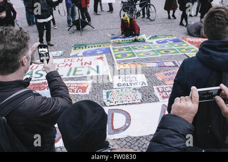 Berlin, Berlin, Germania. 31 Mar, 2016. I turisti scattare foto durante un raduno spontaneo della comunità brasiliana di Berlino davanti la porta di Brandeburgo. I simpatizzanti del Dilma Rousseff vuole attirare l attenzione alla corrente, controversa situazione politica in Brasile. Nel mezzo di una profonda recessione, la crisi politica ha aggravato recentemente in Brasile. © Jan Scheunert/ZUMA filo/Alamy Live News Foto Stock