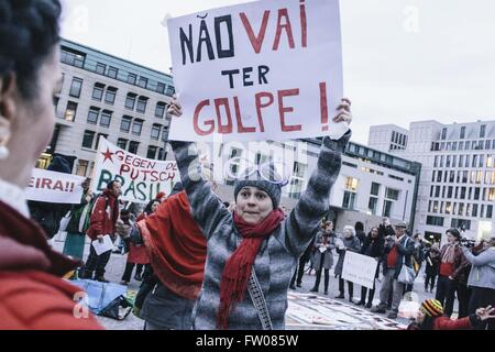 Berlin, Berlin, Germania. 31 Mar, 2016. Manifestanti balli durante un raduno spontaneo della comunità brasiliana di Berlino davanti la porta di Brandeburgo. I simpatizzanti del Dilma Rousseff vuole attirare l attenzione alla corrente, controversa situazione politica in Brasile. Nel mezzo di una profonda recessione, la crisi politica ha aggravato recentemente in Brasile. © Jan Scheunert/ZUMA filo/Alamy Live News Foto Stock