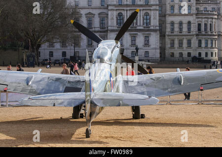 Replica a grandezza naturale di uno Spitfire della seconda guerra mondiale LF Mk.XVI esposto a Londra in occasione del 100° anniversario della RAF, Londra Inghilterra Regno Unito Foto Stock