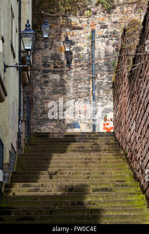 Le fasi di Castle Wynd Nord nell'area della città vecchia di Edimburgo, in Scozia. Foto Stock