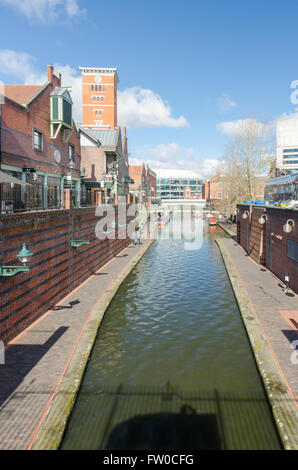 Canal che corre attraverso Danielle luogo a Birmingham Foto Stock