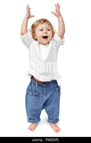 Giovani il bambino in piedi ad applaudire in interni e sorridente Foto Stock