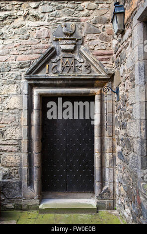 Un ingresso di Acheson Casa nel centro storico di Edimburgo, in Scozia. La casa è stata costruita nel 1633 (come la marcatura sopra il Foto Stock