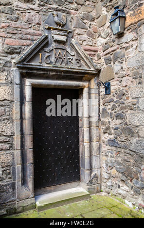 Un ingresso di Acheson Casa nel centro storico di Edimburgo, in Scozia. La casa è stata costruita nel 1633 (come la marcatura sopra il Foto Stock