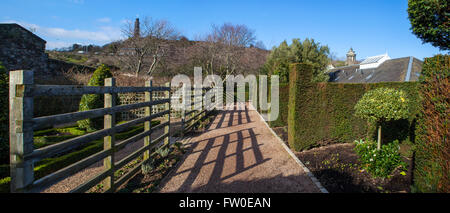 Una vista della bella Dunbars vicino Giardino, appena fuori del Canongate sul Royal Mile di Edimburgo, in Scozia. Foto Stock