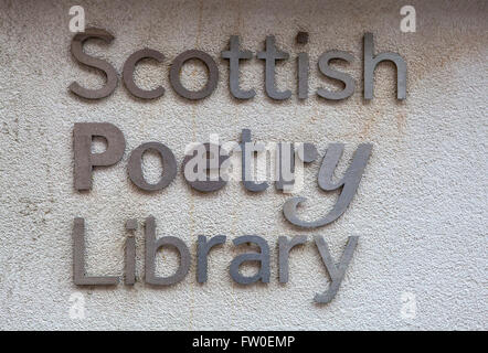 Edimburgo, Scozia - 8 MARZO 2016: il segno sulla parte esterna della poesia scozzese biblioteca, situata in Crichtons vicino al di fuori del Foto Stock