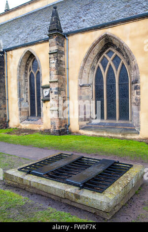 Una gabbia di ferro (noto come mortsafe) la copertura di una tomba nel cimitero di Greyfriars a Edimburgo, Scozia. Mortsafes erano utilizzati per il 1 Foto Stock