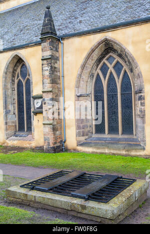 Una gabbia di ferro (noto come mortsafe) la copertura di una tomba nel cimitero di Greyfriars a Edimburgo, Scozia. Mortsafes erano utilizzati per il 1 Foto Stock