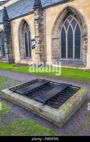 Una gabbia di ferro (noto come mortsafe) la copertura di una tomba nel cimitero di Greyfriars a Edimburgo, Scozia. Mortsafes erano utilizzati per il 1 Foto Stock