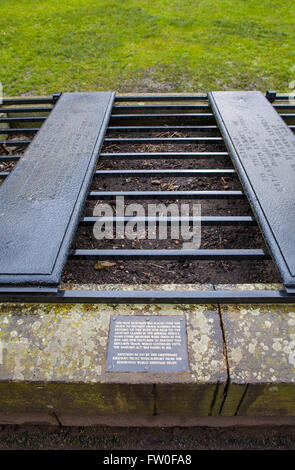 Una gabbia di ferro (noto come mortsafe) la copertura di una tomba nel cimitero di Greyfriars a Edimburgo, Scozia. Mortsafes erano utilizzati per il 1 Foto Stock