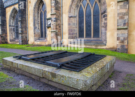 Una gabbia di ferro (noto come mortsafe) la copertura di una tomba nel cimitero di Greyfriars a Edimburgo, Scozia. Mortsafes erano utilizzati per il 1 Foto Stock