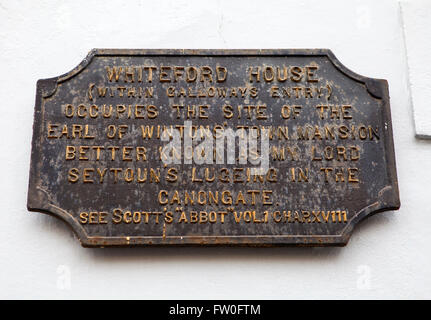 Una placca a muro si trova a voce Galloways lungo il Royal Mile contrassegnando la posizione della casa Whiteford a Edimburgo, Scozia. Foto Stock