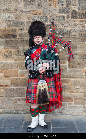 Edimburgo, Scozia - 8 MARZO 2016: uno scozzese indossando il tradizionale abito scozzese giocando le cornamuse lungo il Royal Mile ho Foto Stock