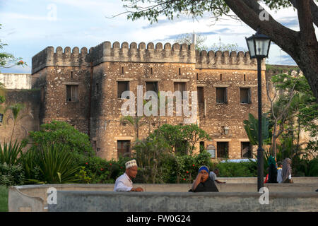 Vista della vecchia fortezza da Forodhani Gardens, Stone Town, Zanzibar, Tanzania. Foto Stock