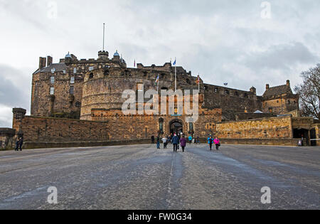 Edimburgo, Scozia - 8 MARZO 2016: turisti di entrare e di lasciare lo storico castello di Edimburgo in Scozia il 8 marzo 2016 Foto Stock