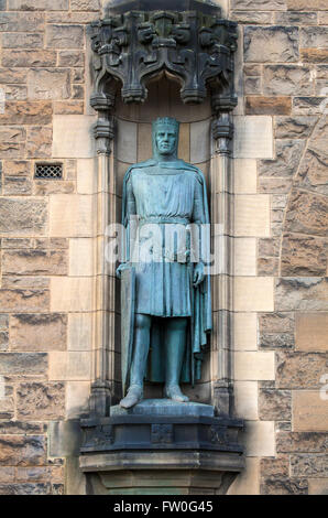 Una statua del Re Roberto Bruce sulla facciata del castello di Edimburgo in Scozia. Foto Stock