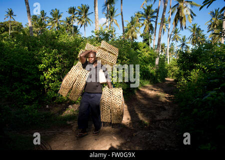 Pescatore in Kizimkazi Dimbani village, West Coast, Zanzibar, Tanzania. Foto Stock