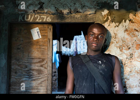 Ragazzo giovane Kizimkazi Dimbani village, West Coast, Zanzibar, Tanzania. Foto Stock