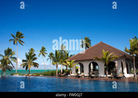 Piscina del Residence Hotel a isola di Zanzibar una semi-parte autonoma della Tanzania in Africa orientale Foto Stock