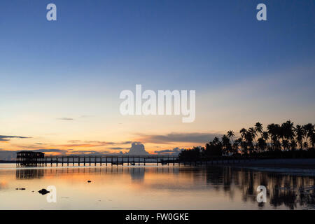 Spiaggia di sabbia bianca con palme al tramonto di fronte al Residence Hotel all'Oceano Indiano Zanzibar Tanzania Foto Stock