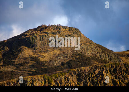 La magnifica vista di Arthurs Seat da Calton Hill a Edimburgo, Scozia. Foto Stock