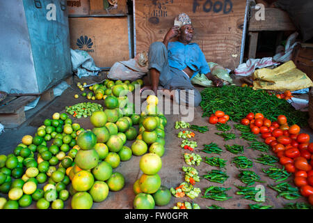Vendita di limes, pomodori e diversi tipi di verdura in Stone Town Market, Zanzibar, Tanzania. Foto Stock