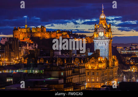 Una bella vista da Calton Hill a Edimburgo, tenendo i siti del Castello di Edimburgo e il Balmoral Hotel. Foto Stock