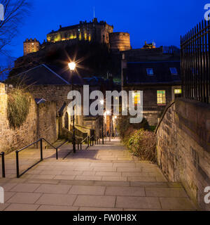 Una bella vista del tramonto sul Castello di Edimburgo dal Vennel, Scozia. Foto Stock