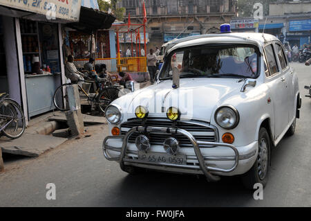 Un Hindustan Ambasciatore, accarezzato dal suo attuale proprietario, parcheggiato in strada a Varanasi, India settentrionale. Foto Stock