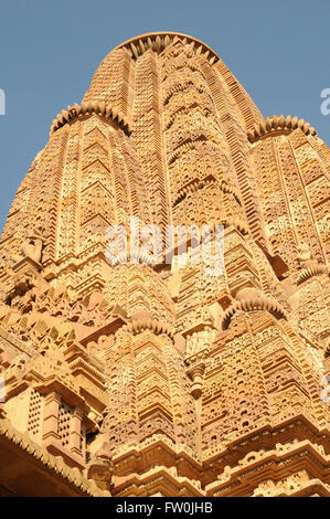 Il dettagliato intaglio su di un tempio a nord della città indiana di Khajuraho nel Madhya Pradesh. Foto Stock