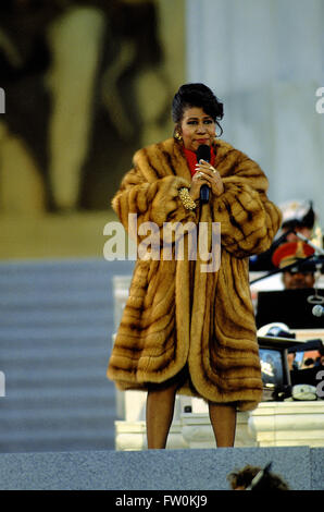 Washington, DC, Stati Uniti d'America, 17 gennaio, 1993 Aretha Franklin esegue in occasione del Gala celebrazione inaugurale presso il Lincoln Memorial per il presidente Clinton Credito: Mark Reinstein Foto Stock