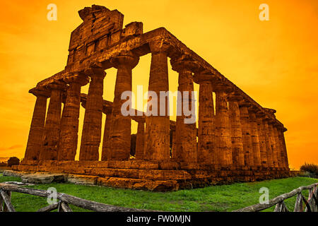 Autunno tramonto a Paestum - Sito Patrimonio Mondiale dell'UNESCO, con alcuni dei più ben conservati antichi templi greci nel mondo. Foto Stock